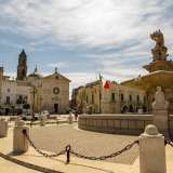 ...e dall�altra su piazza XX Settembre, centro nevralgico della vita cittadina. Sul largo si affacciano bar, negozi e chioschi...